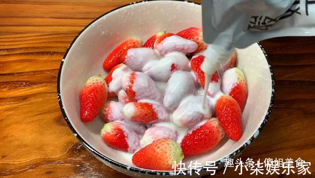 清洗草莓时,有人加盐有人加碱,都不对!教你正确做法,太干净了
