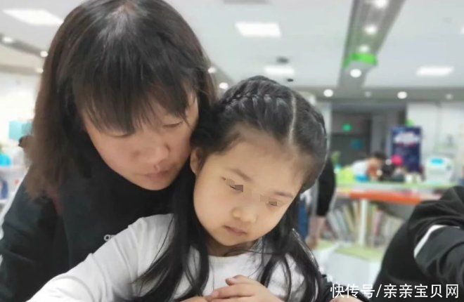 女孩儿|儿子不如女儿贴心?心理学家不这样认为,别冤枉了有爱的男孩