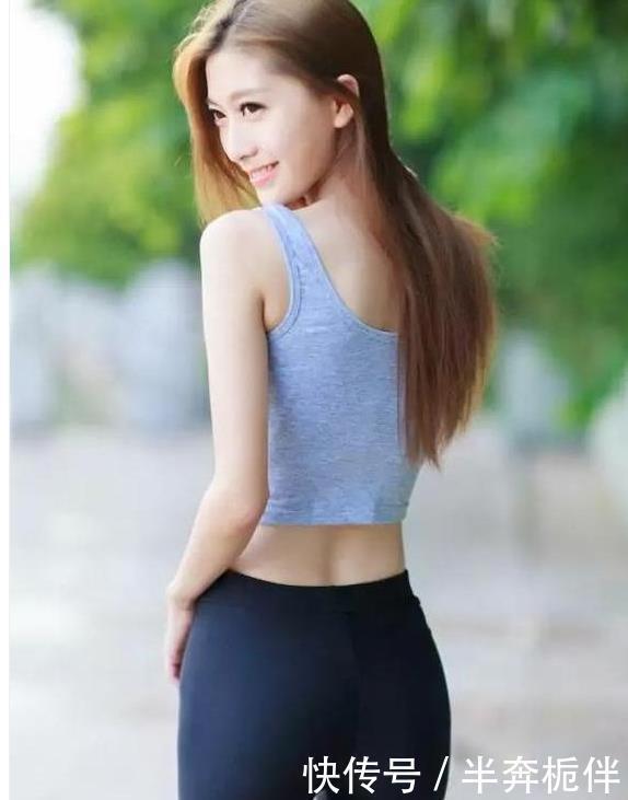 街拍性感的吊带装搭配红色热裤的长腿小姐姐，撩人又吸睛