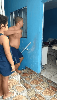 |搞笑GIF段子:不是说女追男隔层纸吗?这也太好追了吧,哈哈哈哈