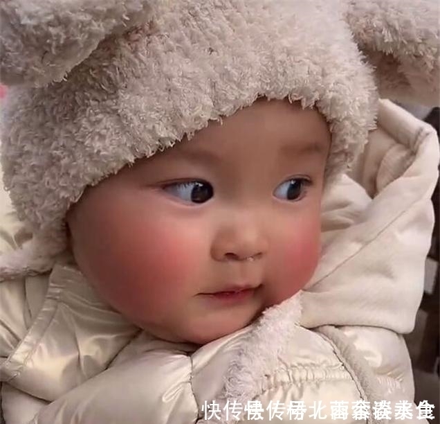 回到老家|双胞胎宝宝分开养,城里妈妈带的还不会走,乡下奶奶带的撵着鸡跑