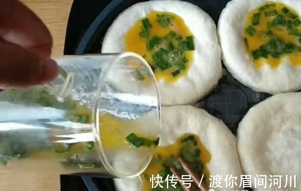 鸡蛋|4个鸡蛋，1碗面粉，不揉面，不擀面，简单做出超好吃的鸡蛋饼