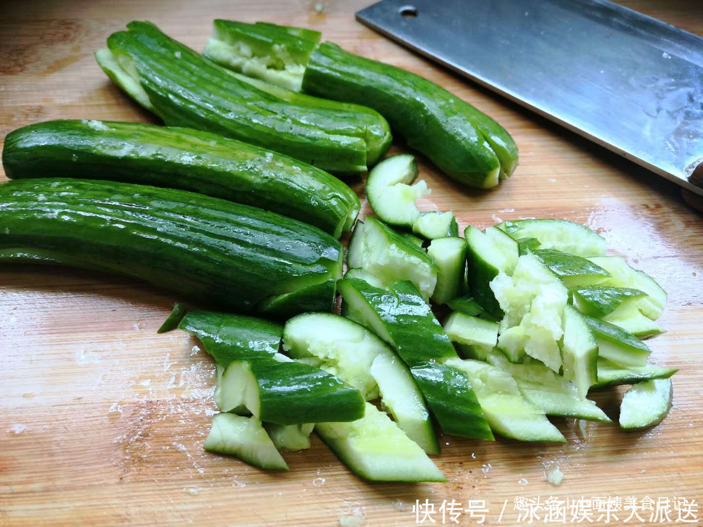 乳瓜拌木耳|夏天不吃这瓜可惜了,清热解暑,和木耳是绝配,比凉拌黄瓜还好吃