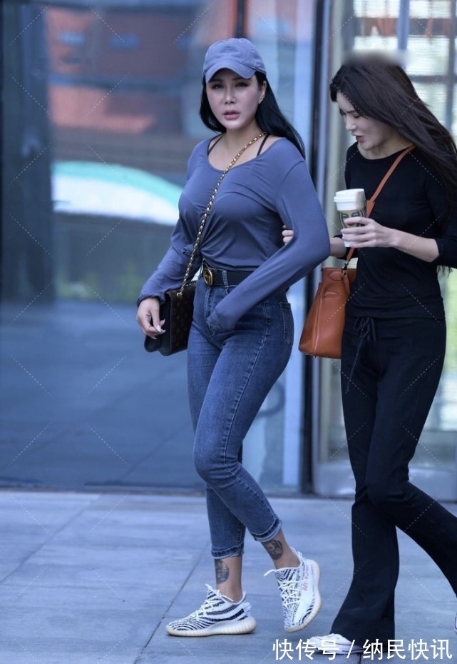 穿搭 宽松的上衣修饰微胖的体型,牛仔裤搭配黑腰带意外美出时尚气质