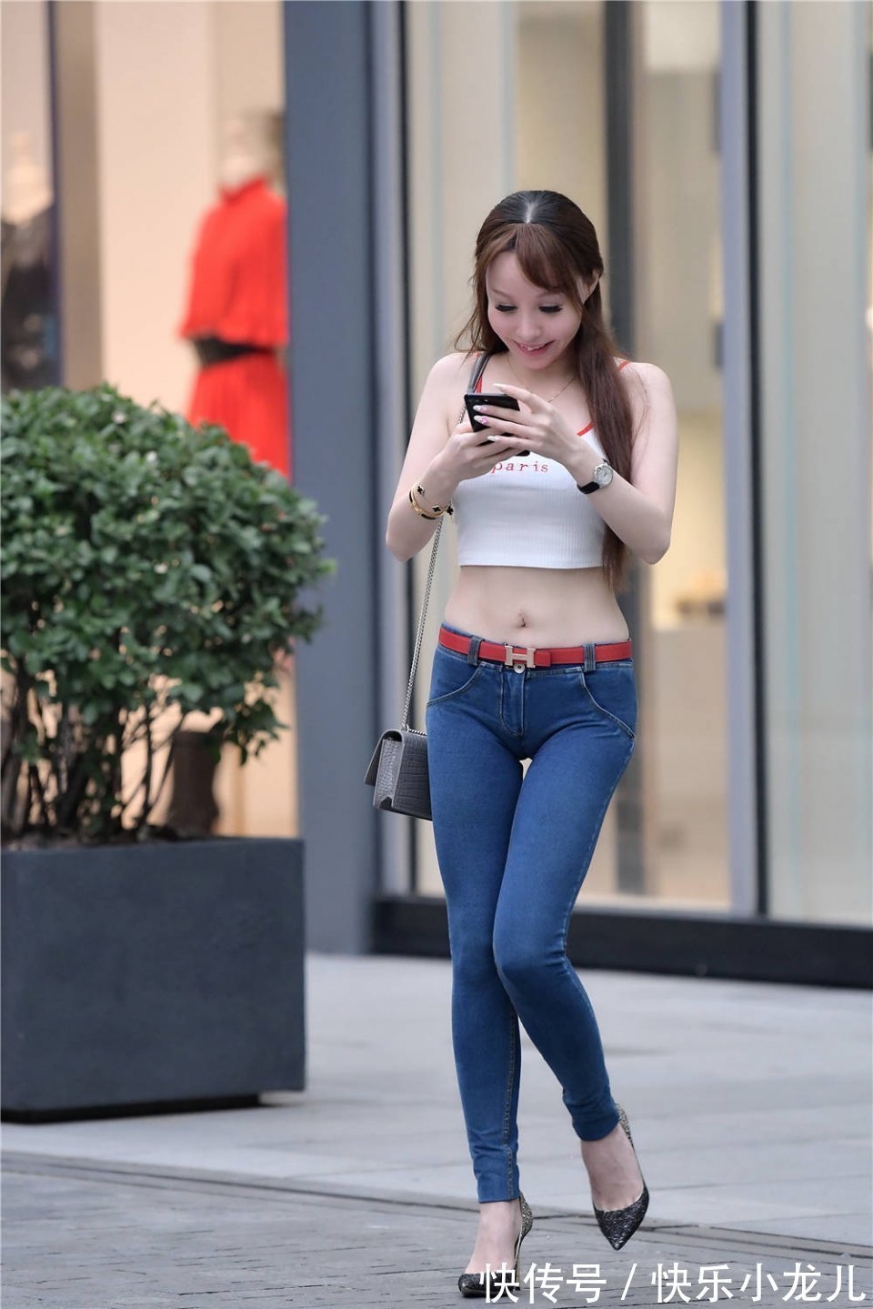 马甲线 低腰紧身牛仔裤,搭配渐变色亮片尖头细跟鞋,还秀出马甲线