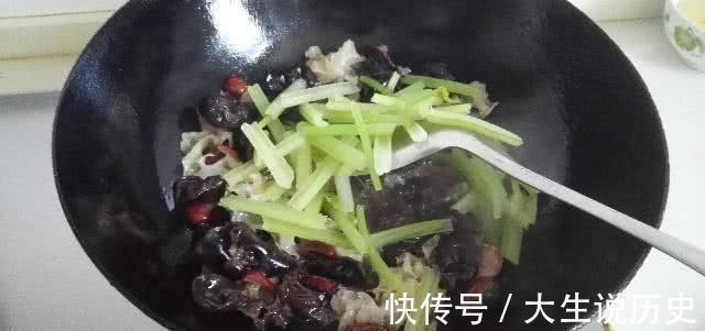 芹菜|此道菜是血管“清道夫”，清理血液垃圾，为身体做个大扫除