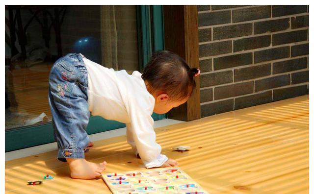 监控|一岁宝宝一抱就哭,医生诊断没毛病,看了监控得知真相