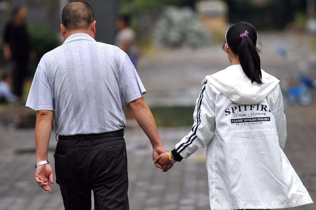 女儿|“爸,我怀孕了”女儿给爸爸发短信,宝爸的回复绝了是亲爹无疑