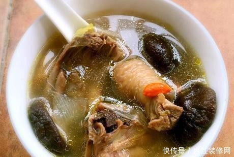 炖鸡汤时，有人直接炖有人先焯水大厨都不对，难怪鸡汤口感差