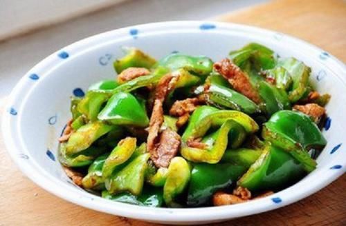 ?青椒炒肉什么时候炒青椒？大厨的炒法，青椒青翠入味，肉质鲜嫩