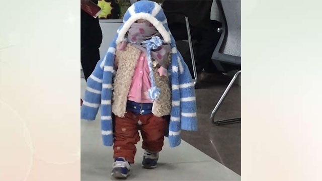 孩子|爷爷觉得冷,给宝宝加了衣服,网友:穿成这样妈妈都不认识了