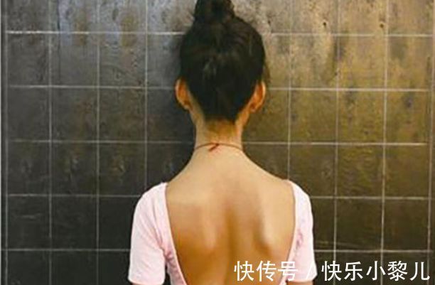 课程表|孩子的书包一定要自己背?“小肩膀、大书包”,他们承受的是什么