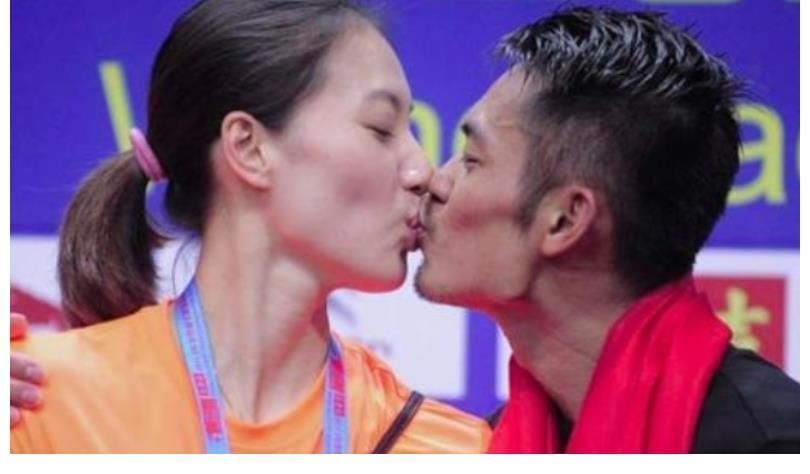 赵雅淇|林丹一家六口出游,夫妻俩表情淡漠保持距离,感情状况再遭质疑