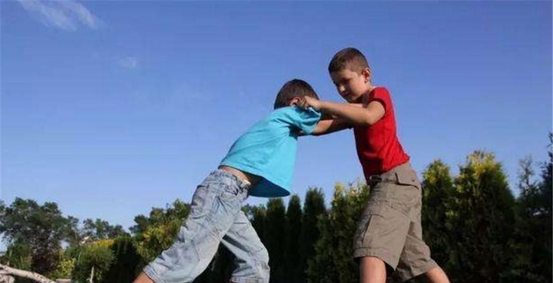 孩子|孩子3个行为明明是缺爱,父母却骄傲地以为孩子是高情商,可悲