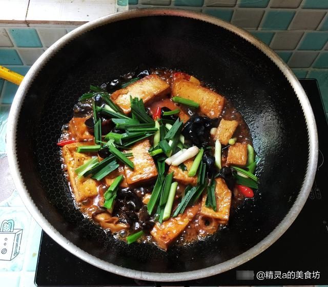 冬季，除鱼肉外还要常吃“它”，配2样食材一焖，比肉更香更营养