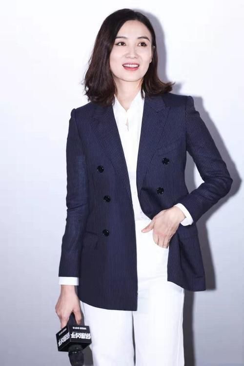 宋佳|女明星的长腿太吸睛，西装配白长裤，女孩子也可以这么酷