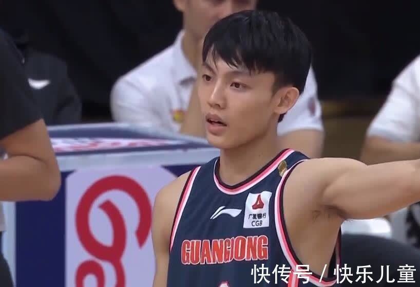 徐杰|真是徐中锋!徐杰12投10中砍下26分,有谁留意他从易建联手上抢走篮板