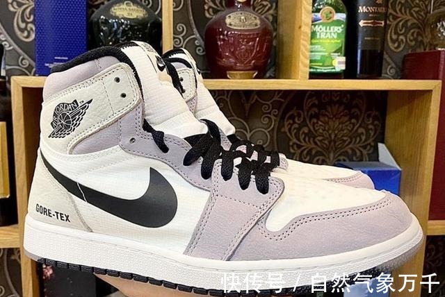 pic 清爽浅色装扮！全新配色「雨鞋」AJ1 实物释出！你打几分！