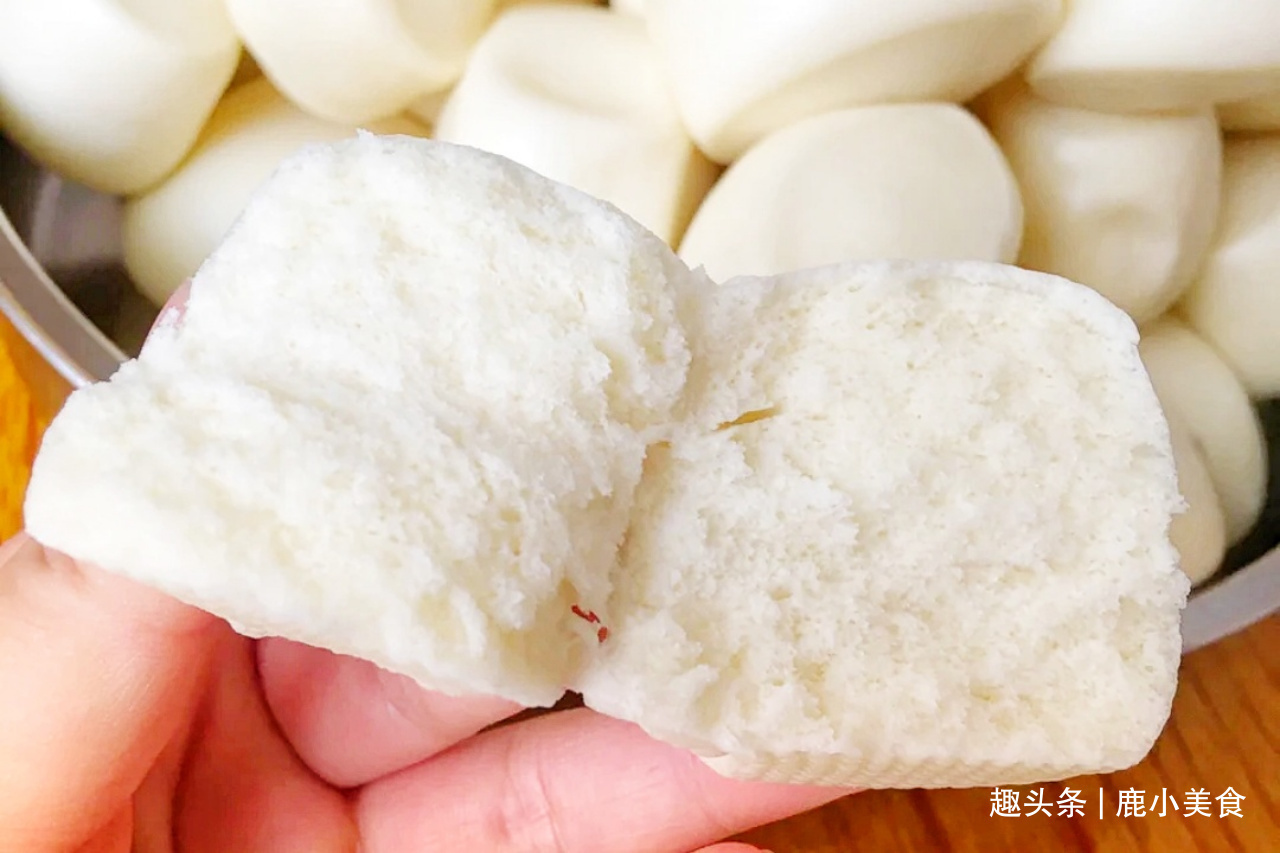 馒头不够蓬松还开裂和面时多加2料，馒头个个蓬松暄软，真好吃