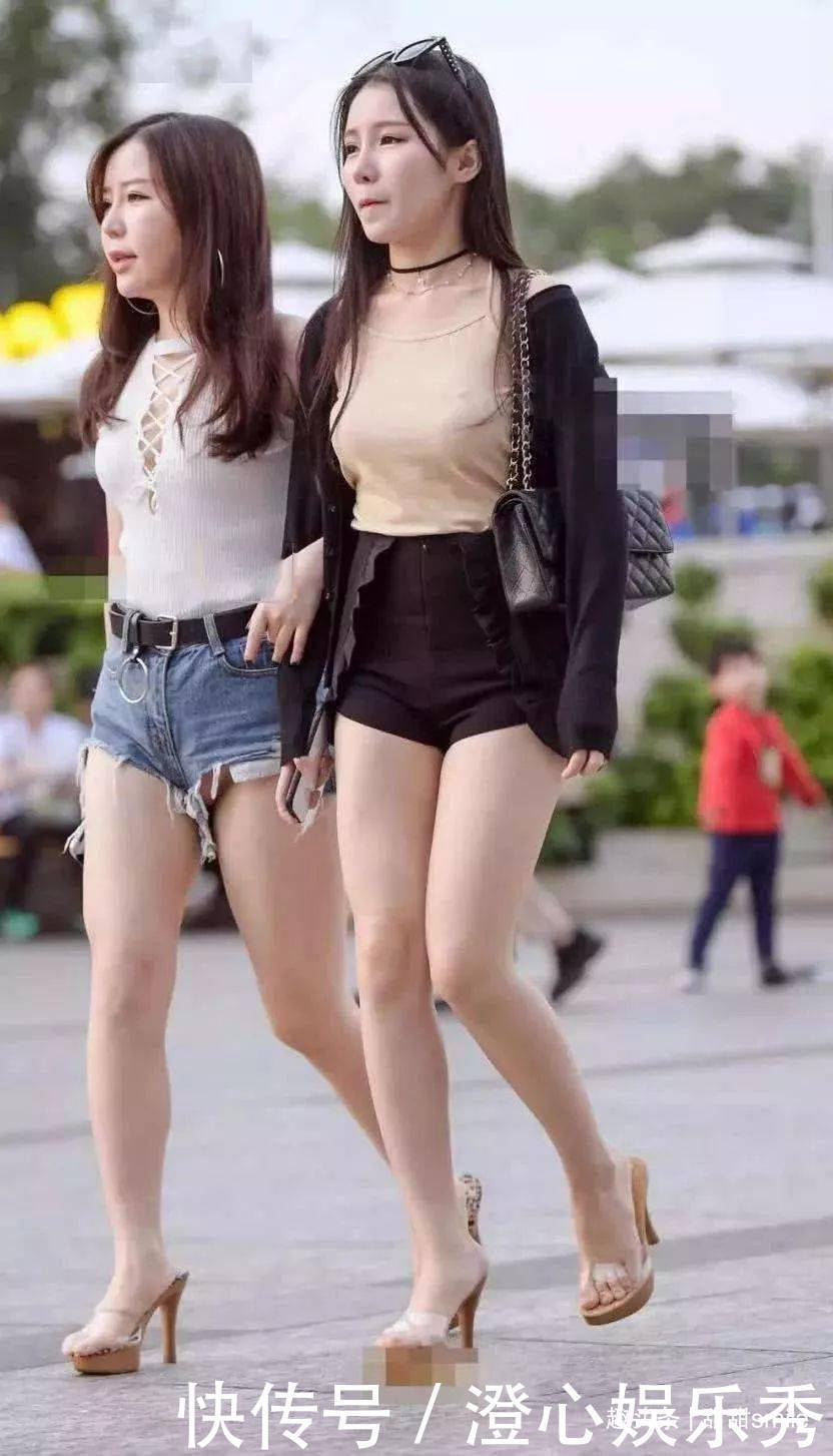 美女脚上搭配一双高跟鞋,展现出十分修长的腿型,穿起来非常完美