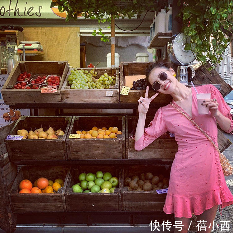 紫色|钟楚曦的身材真绝了,穿吊带上衣没赘肉,配半身裙曲线流畅好吸睛