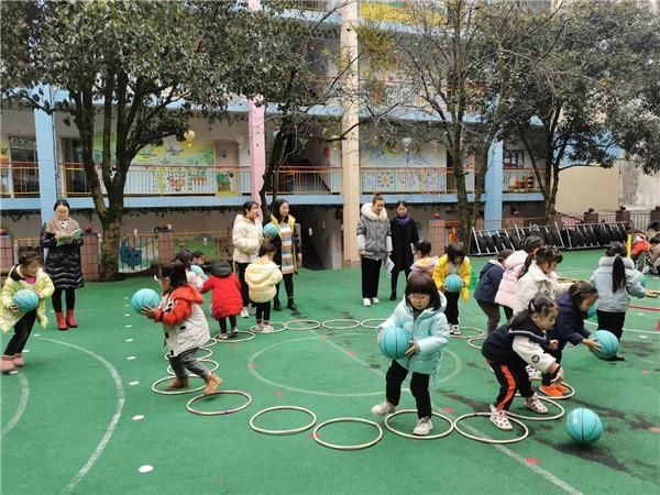 研讨|雨城三幼人民路园区开展户外体育教学研讨活动