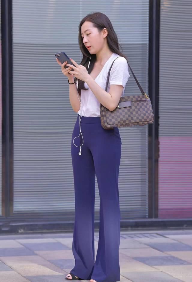 圆领|街拍蓝色喇叭裤搭配圆领短袖T恤,现在很少看到这种喇叭裤了