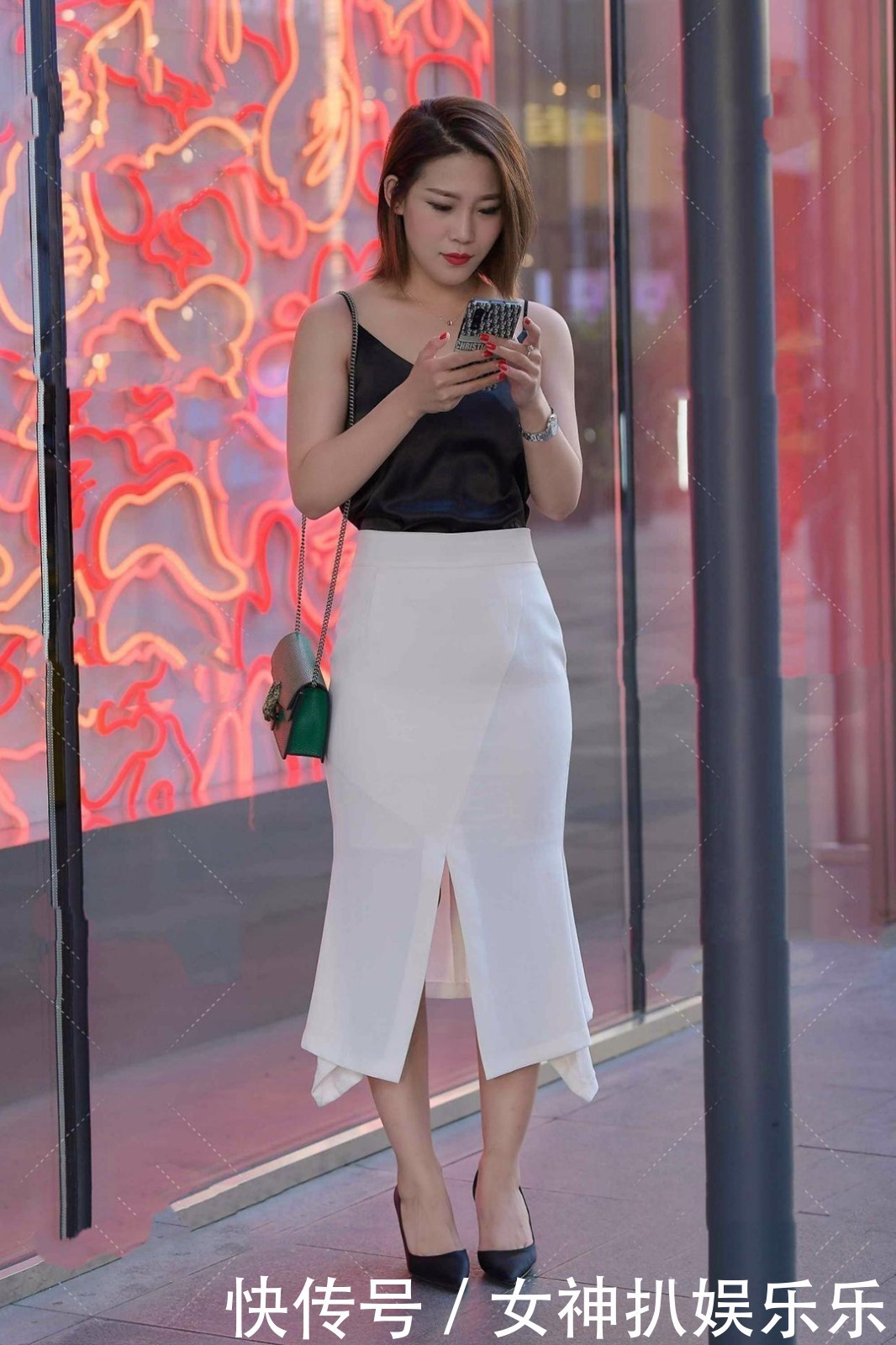 不失|偶尔尝试一下别样穿搭,开衩半身裙,成熟不失一丝性感!