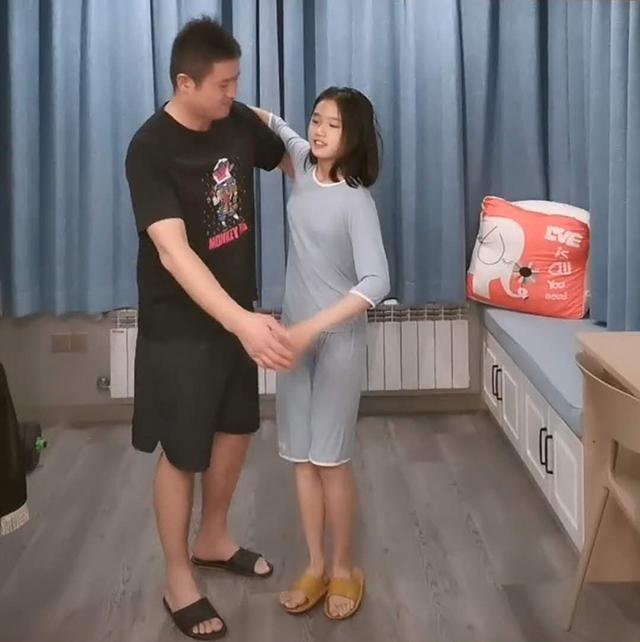 大长腿|“最显嫩奶爸”火了,女儿已长大成人,爸爸却与十年前别无二致