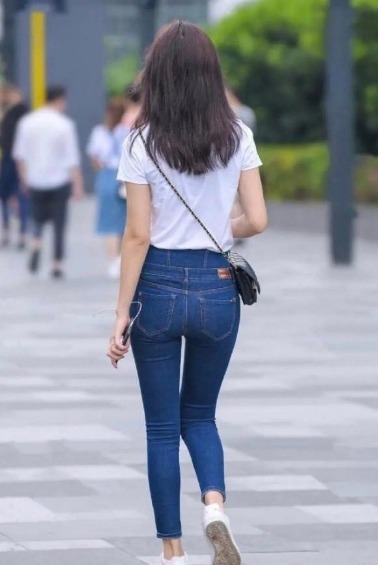 身材 T恤搭配牛仔裤,美丽的身材脱颖而出,展现出十足的魅力