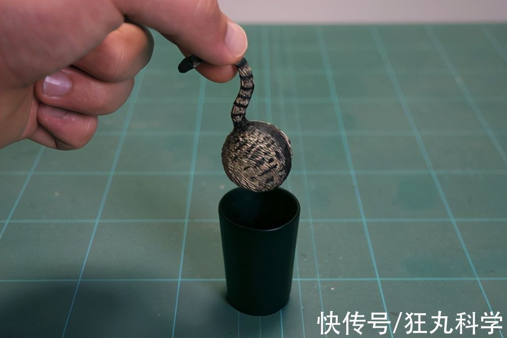 长颈狗|全球的猫都想屏蔽这个日本人,他到底做了多少沙雕手办?