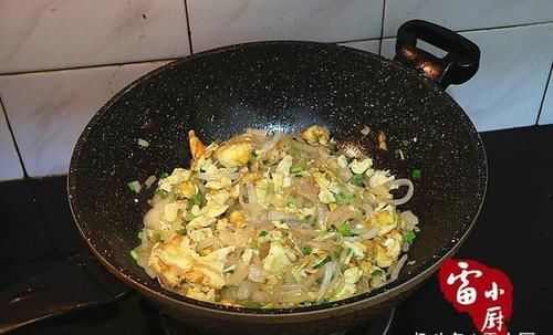 这个菜一斤不到两块钱，一个能炒一大盘，能清理血管，很适合老人