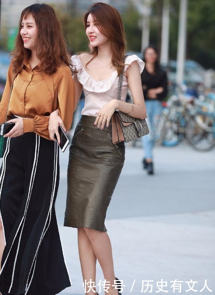 时尚|街拍:紧身裙穿搭特舒适,更好的达到拉伸腿部的效果!