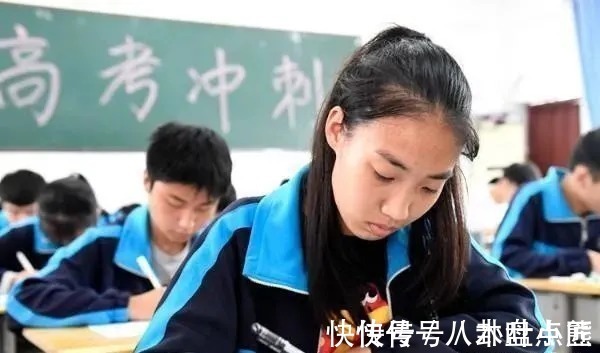 练字&高中女生“饺子字体”走红,圆圆滚滚十分可爱,阅卷老师赞赏有加