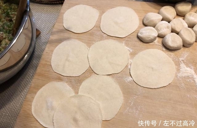 多汁|猪肉芹菜馅儿水饺,怎么调才好吃?大厨教你3招,鲜嫩营养又多汁