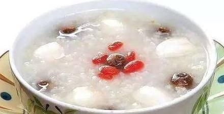 这4种食物常吃保护肠胃，1天轻松治便秘，就连口臭也消失了！