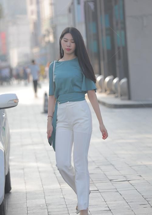 早秋的休闲装，时尚女生们偏爱时髦的款式，靓丽个性还好看