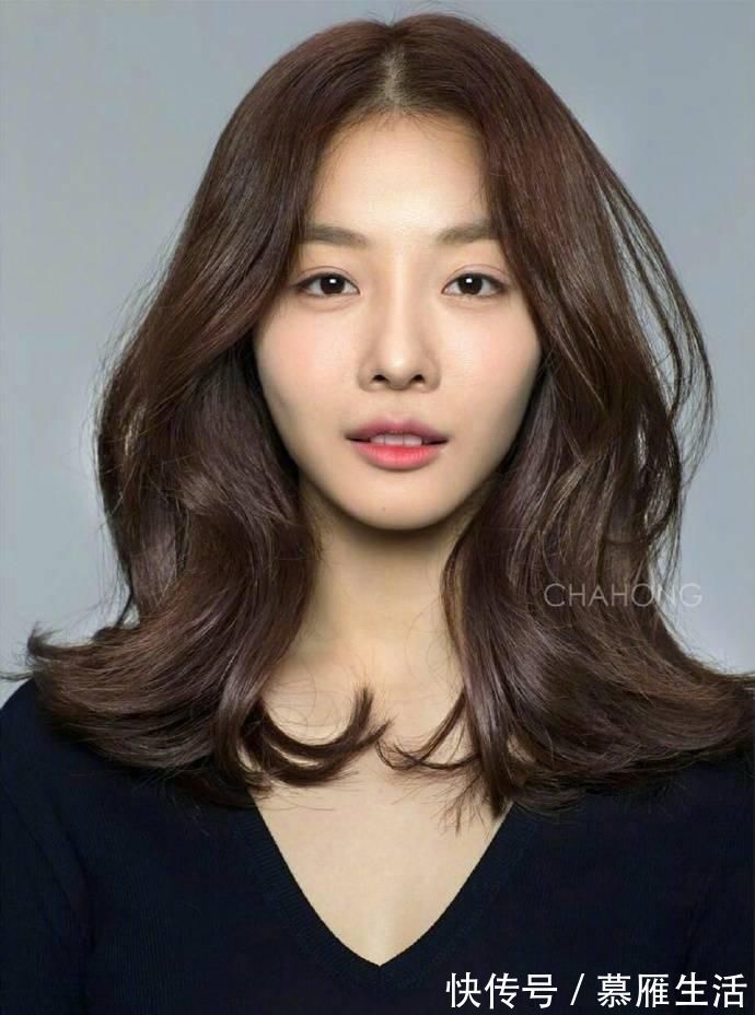 酒红色|50多岁的女人该不该染发?酒红色和板栗色适合吗?肤色决定发色