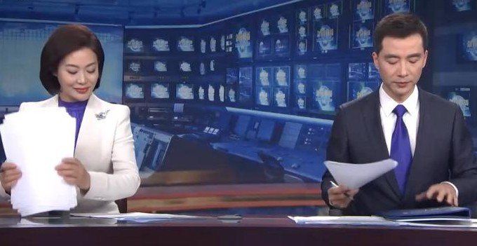 《新闻联播》放完后，总要播出他们收拾稿子的片段，为什么？