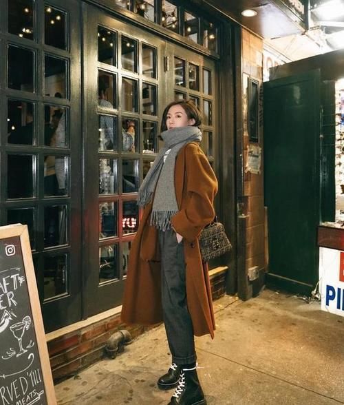  很美|入冬必备的焦糖色大衣，学会这8种搭配方法，很美又气质！