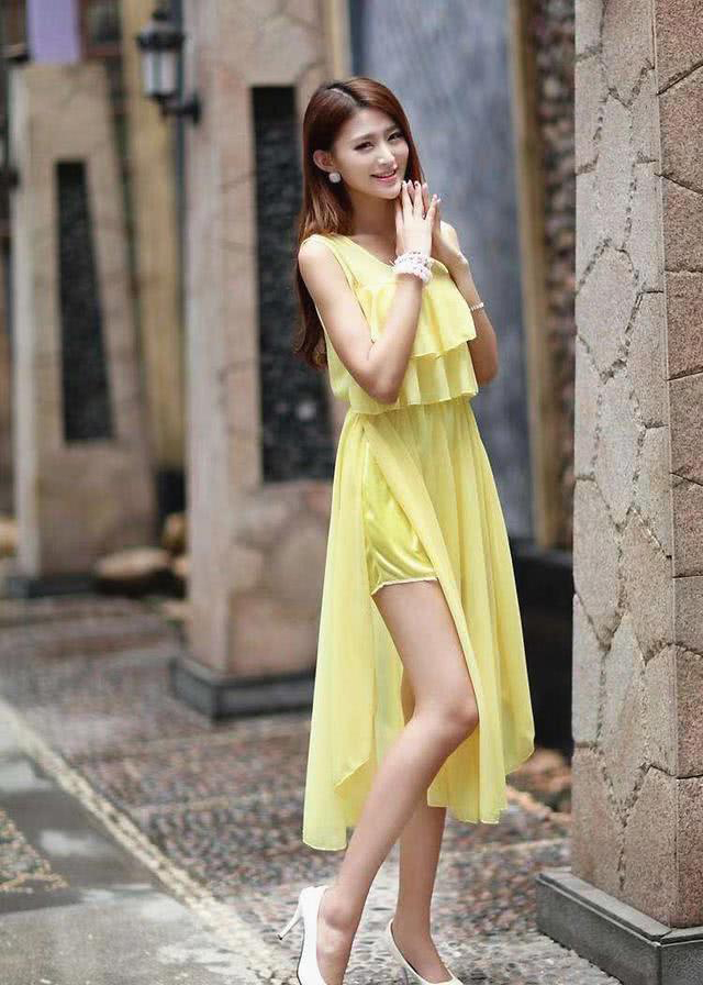 街拍|街拍:穿搭时尚新潮的小姐姐,头发真长,温婉可人