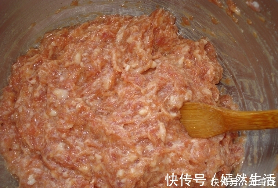 鲜嫩|拌肉馅,先放油还是放盐都不对,教你大厨做法,鲜嫩多汁又入味
