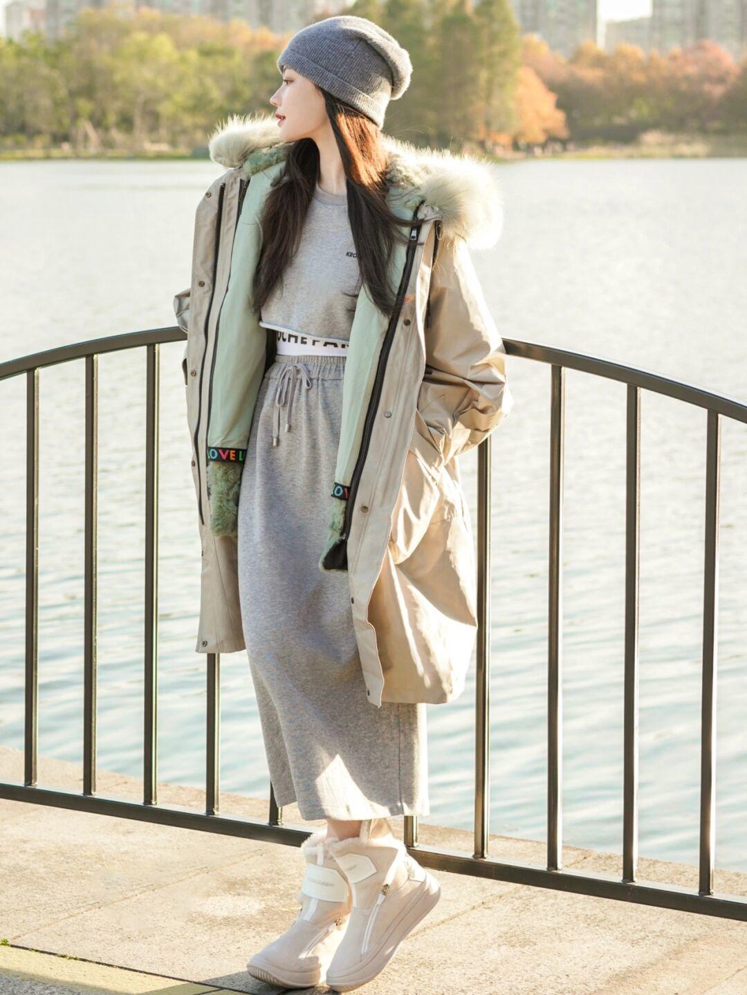 减龄 冬天穿灰色连衣裙更减龄,搭配长款外套保暖又舒适!