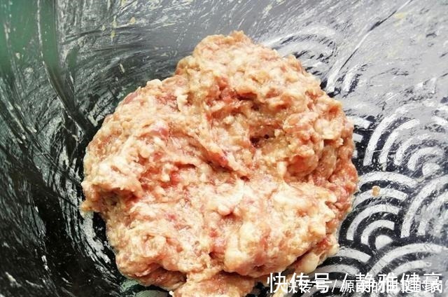 调肉馅时,放料酒是大忌。正确方法告诉你,肉馅鲜嫩多汁无腥味