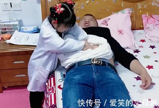 剖腹产|女孩给爸爸做“剖腹产”,简单粗暴“剪开肚皮”后,成功取出宝宝