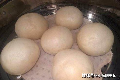 馒头|蒸馒头该用凉水还是热水？很多人都错了，怪不得馒头又硬又难吃！