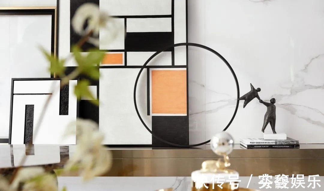 端庄|130㎡现代轻奢,大理石与金属质感,加上橙色的软装,华丽高档