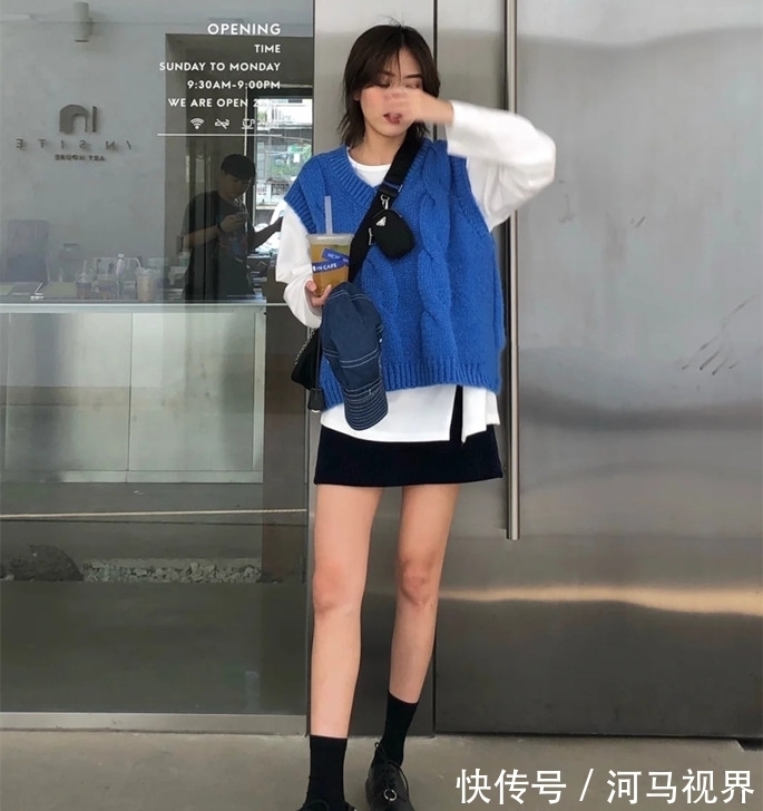 保暖 今年冬季穿毛衣,流行“里面叠一件”,优雅保暖,比单穿时髦多了