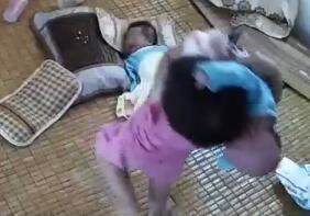 弟弟|妈妈在忙,3岁姐姐去帮妈妈哄弟弟,下一秒让人心寒捏把汗