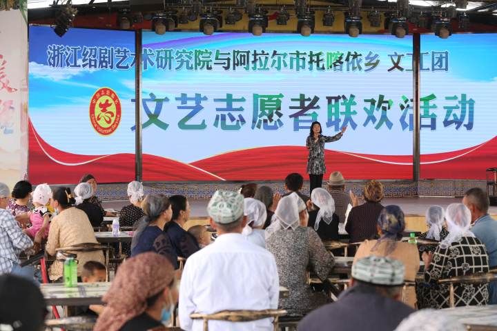 葡萄熟了|“文化润疆”下基层 绍阿两地文艺人载歌载舞